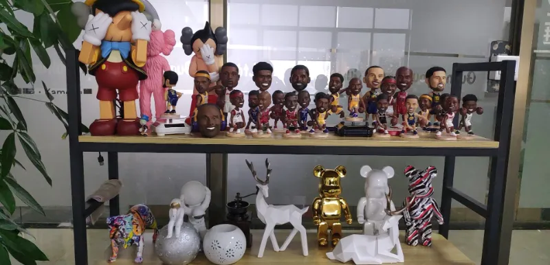 1: 1 Original Good Quality Sitting Size Kaws Replica Statue Action Figure Toys