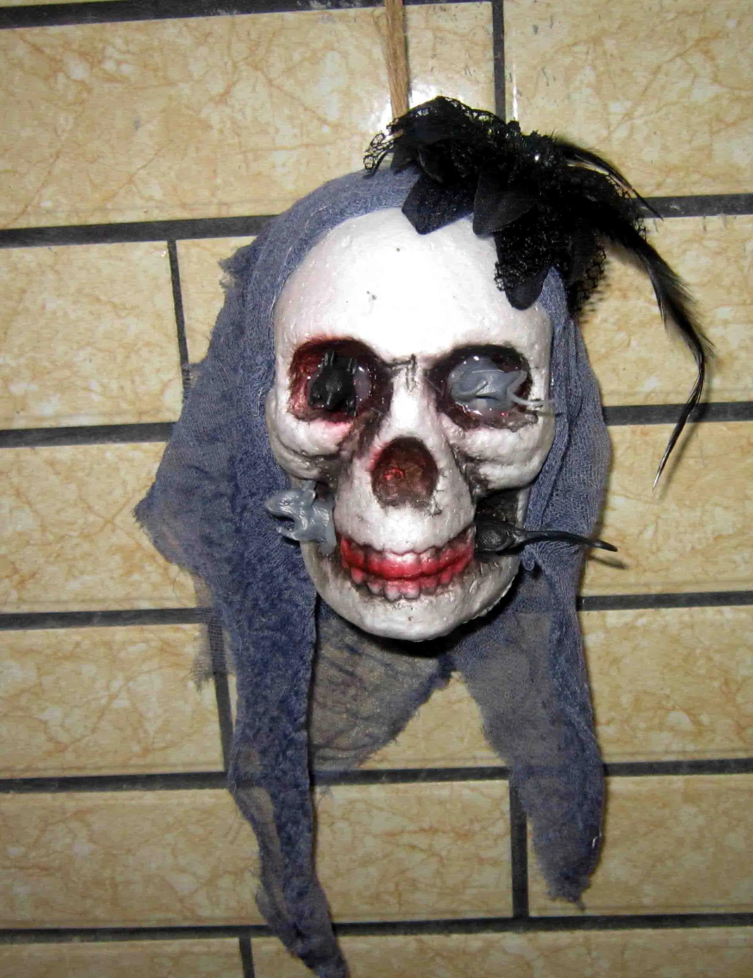 Hot Selling Hanging Scary Skulls with Mouse Home Halloween Decoration Supplies